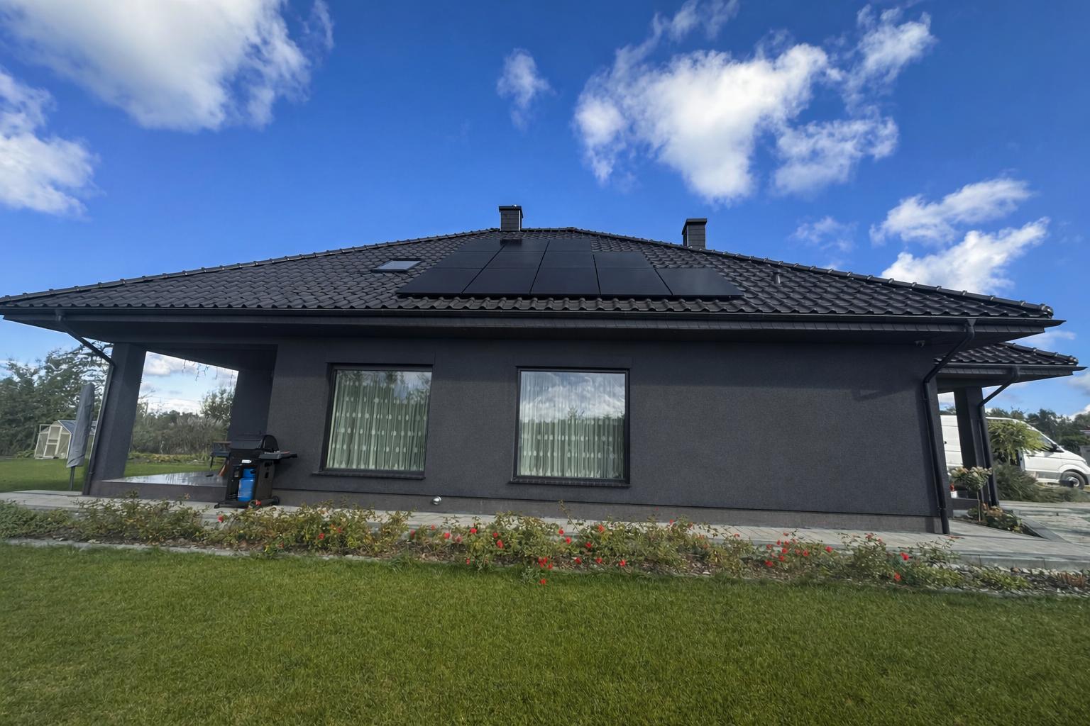 Dom jednorodzinny z panelami all-black